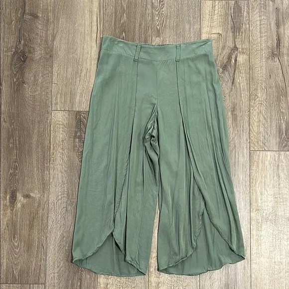 Like new - MAURICES Flowy Olive Green Culotte Pants - Picture 1 of 9